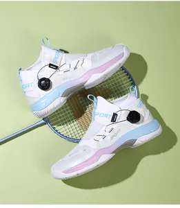 Détail de la chaussure de sport blanche avec accents bleus et système de laçage rotatif