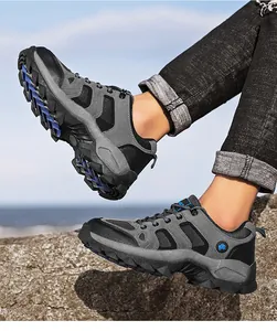 Detail van ademende wandelschoenen met antislip rubberen zolen op rotsachtig terrein
