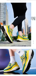Detalle macro de zapatillas de running transpirables con tejido amarillo y cierre de perilla