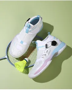 Détail de chaussures de badminton blanches avec accents bleus et système de laçage rotatif