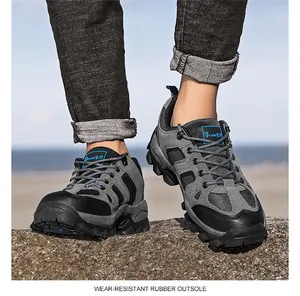 Macro-opname van ademende outdoor wandelschoenen met slijtvaste rubberen buitenzool