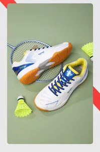 Dettaglio scarpe da badminton professionali con suole in gomma antiscivolo arancioni