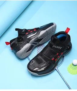 Détail de chaussures de badminton pro avec système de laçage rotatif sur raquette