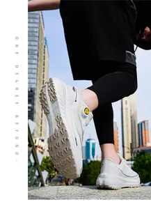 Detalle de zapatillas de correr blancas con sistema de cordones giratorio y placa de carbono