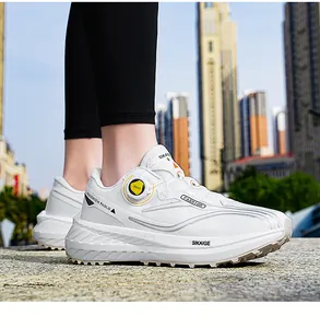 Vista de ángulo bajo de zapatillas blancas con cierre de rueda en entorno urbano