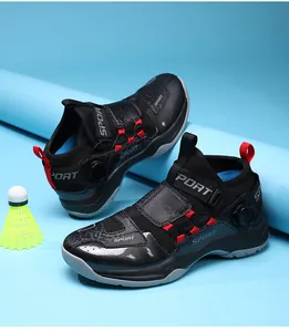 Détail d'une chaussure de sport noire avec accents rouges et laçage rotatif