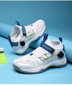 Détail de chaussure de sport avec système de serrage rotatif et maille blanche respirante
