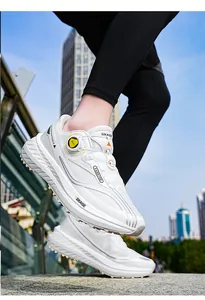 Detalle de zapatillas blancas con sistema de cierre de botón giratorio en el lateral
