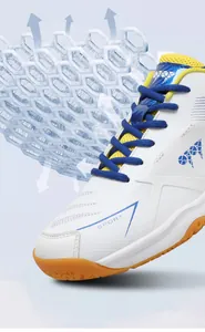 Dettaglio macro della punta traspirante e suola in gomma antiscivolo delle scarpe sportive