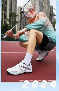 Vue détaillée de chaussures de badminton blanches avec mesh violet et semelle sport