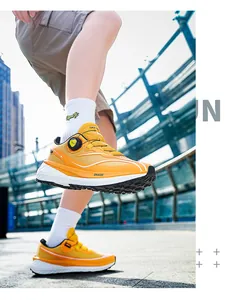 Detalle de zapatillas de running amarillas con cierre giratorio y placa de carbono