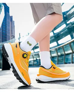 Detalle de zapatillas de correr amarillo brillante con hebilla giratoria y malla
