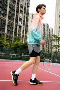 Vue détaillée de chaussures de badminton et veste de sport dégradée sur un athlète