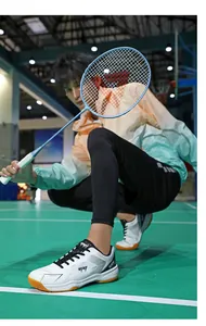 Dettaglio scarpa da badminton bianca con suola in gomma antiscivolo e scritta S20W