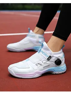 Détail d'une chaussure de sport avec système de laçage à molette et semelle dégradée