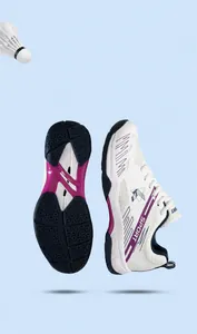 Vue détaillée des chaussures de badminton blanches avec semelle antidérapante et TPU