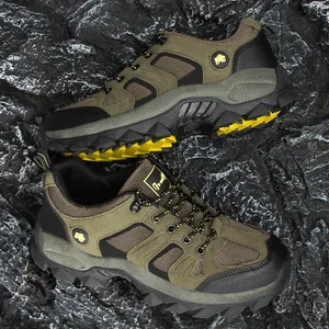 Ademende outdoor wandelschoenen legergroen met antislip gele profielzool voor hiken