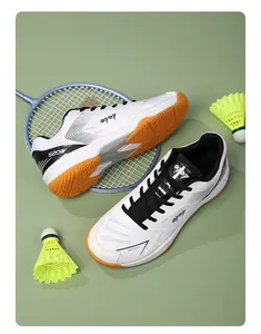 Dettaglio scarpa da badminton bianca con suola in gomma e tomaia in mesh traspirante