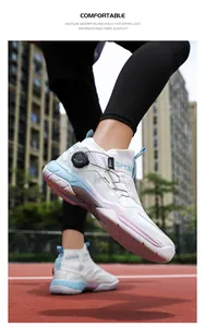 Détail de chaussures de sport montantes avec mesh respirant et système de boucle rotative