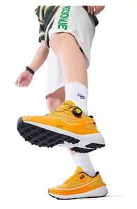 Vista dinámica de las zapatillas de running amarillas con sistema de cierre de perilla