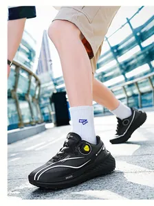 Detalle de zapatillas de running de malla con cordones dobles y sistema de cierre giratorio