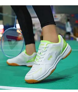 Vista dettagliata delle scarpe da badminton pro con suola in gomma antiscivolo