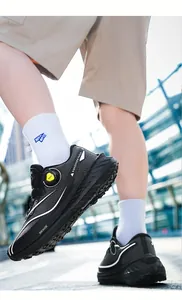 Detalle de zapatillas negras de running con sistema de cierre de hebilla giratoria