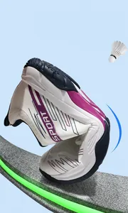 Détail de chaussures de badminton flexibles blanches avec des accents bleus sportifs