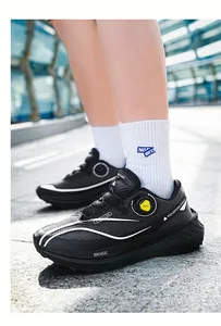 Detalle de zapatillas deportivas para hombre con sistema de cierre de dial giratorio