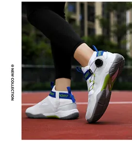 Détail de chaussure de sport avec système de laçage à cadran sur une piste d'athlétisme