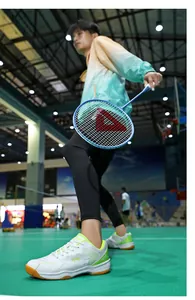 Dettaglio scarpa badminton 520W con accenti verde neon e suola in gomma antiscivolo