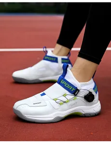 Détail de la chaussure de sport blanche avec sangle bleue et système de boucle rotative