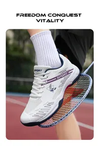 Détail de chaussure de badminton pro avec mesh blanc respirant et bandes latérales violettes
