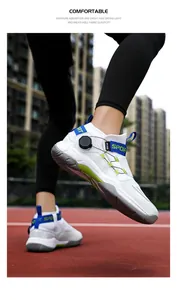 Gros plan de chaussures de badminton blanches avec sangles bleues sur piste de course