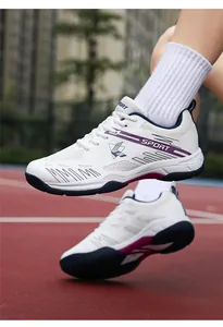 Gros plan détaillé du mesh respirant et des bandes mauves sur chaussures de badminton