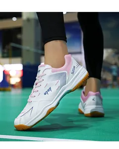 Dettaglio scarpa sportiva indoor bianca con fodera rosa e strisce blu geometriche