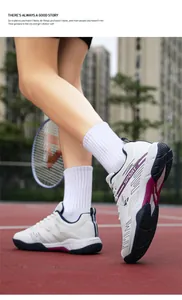 Gros plan de baskets de badminton blanches avec mesh respirant et semelles en caoutchouc