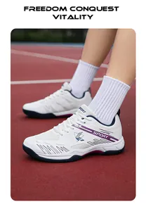Détail de chaussures de sport blanches avec bandes mauves sur une piste d'athlétisme