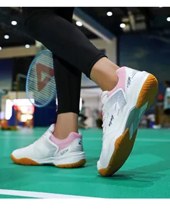 Dettaglio scarpa da badminton S20W con colletto in mesh rosa e strisce blu laterali