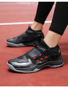 Détail de chaussures de sport avec système de laçage à boucle rotative sur la piste