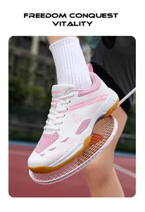 Détail de chaussures de badminton rose et blanc avec tige en mesh et semelles en gomme