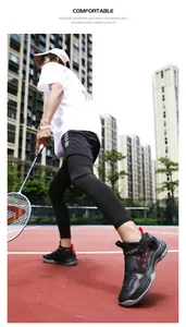Détail d'une chaussure de sport avec système de laçage rapide sur terrain