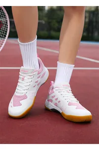 Détail de chaussures de badminton respirantes blanc et rose avec semelle en gomme