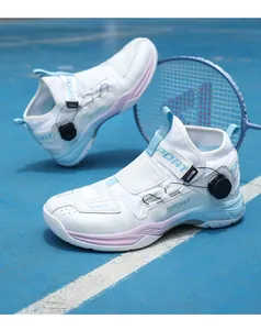 Chaussure de badminton avec mesh respirant et système de laçage à cadran rotatif