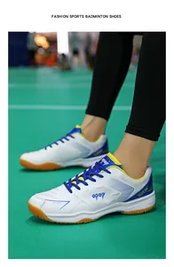 Dettaglio della suola in gomma antiscivolo e mesh traspirante sulle scarpe da badminton