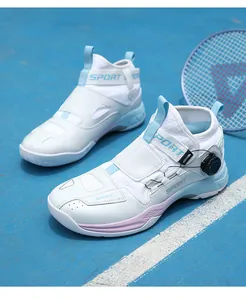 Détail de la chaussure de badminton avec système de laçage rapide et maille respirante
