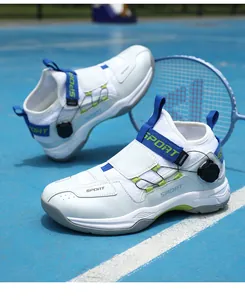 Détail de chaussures de badminton pro avec système de laçage rapide et maille aérée