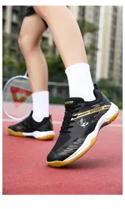 Gros plan sur chaussures de badminton noir et or avec maille respirante durable