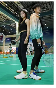 Dettaglio di scarpe da badminton professionali con suole in gomma per un grip superiore