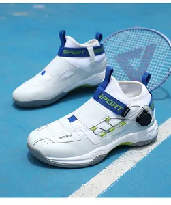 Détail de chaussures de badminton pro avec système de laçage rapide sur terrain bleu